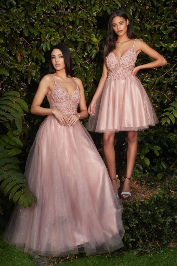 Balklänning med glittrig tyllkjol. På bilden finns en kort klänning och en lång i samma utförande. Klänningen är i gammaldags rosa färg.